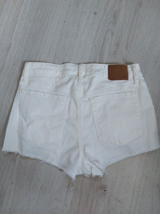 Къси дънкови гащи