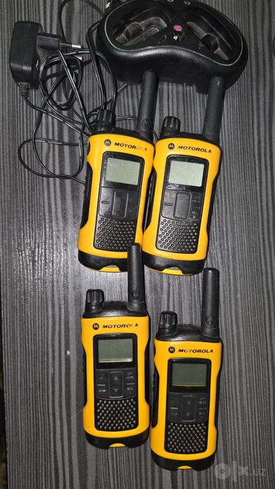 Motorola ratsiya 4 dona + zaryadlovchi stansiya