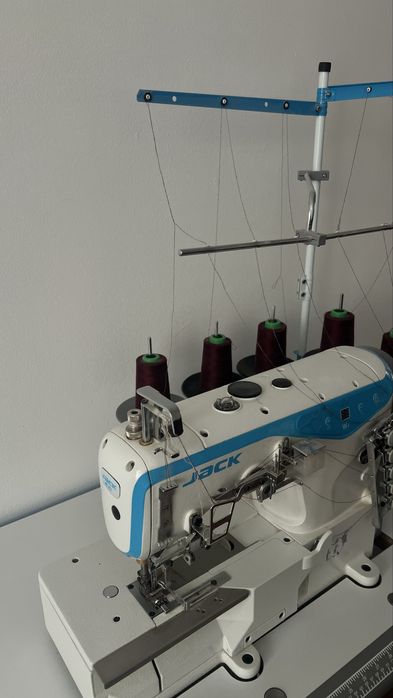 Продаеться промышленный оверлог+ стол