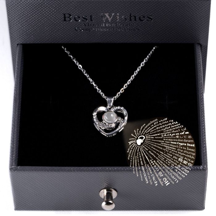 Подаръчна кутия с вечна роза и бижу “100 езика”