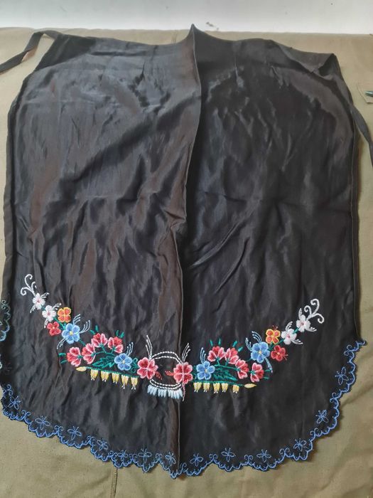 Автентични ръчно бродирани, сатенени престилки