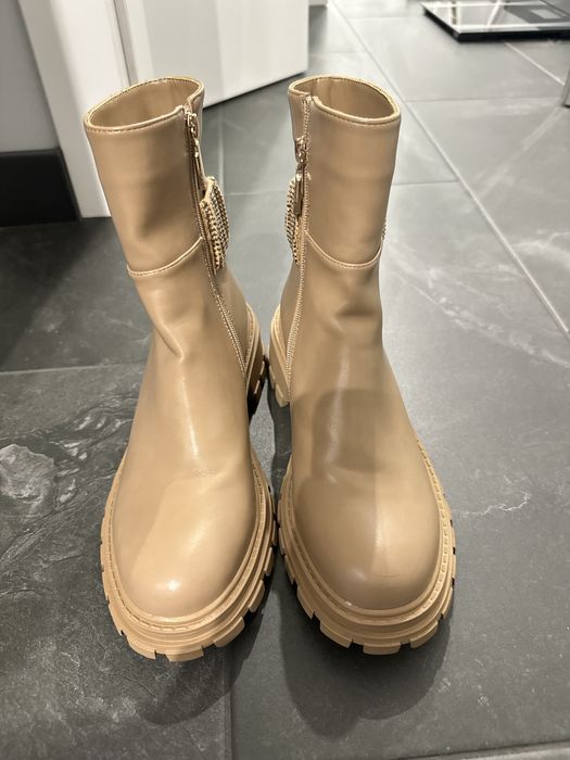 Бежови боти