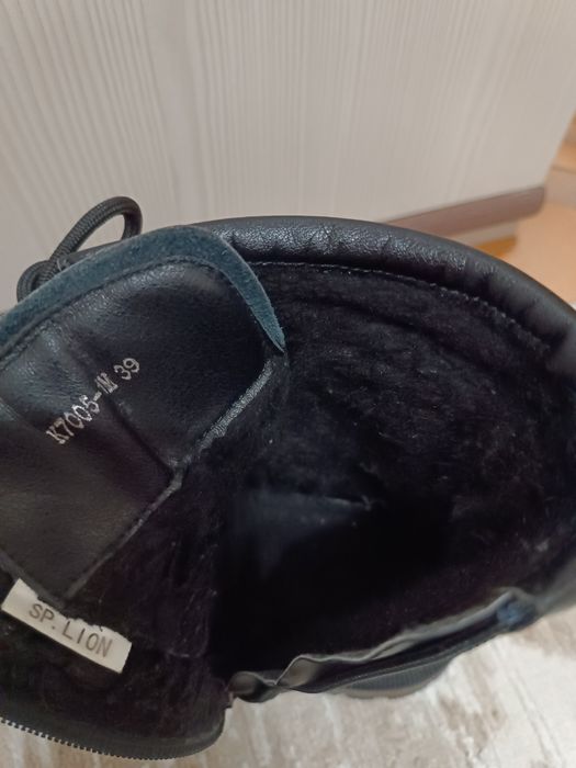 Продам ботинки женские