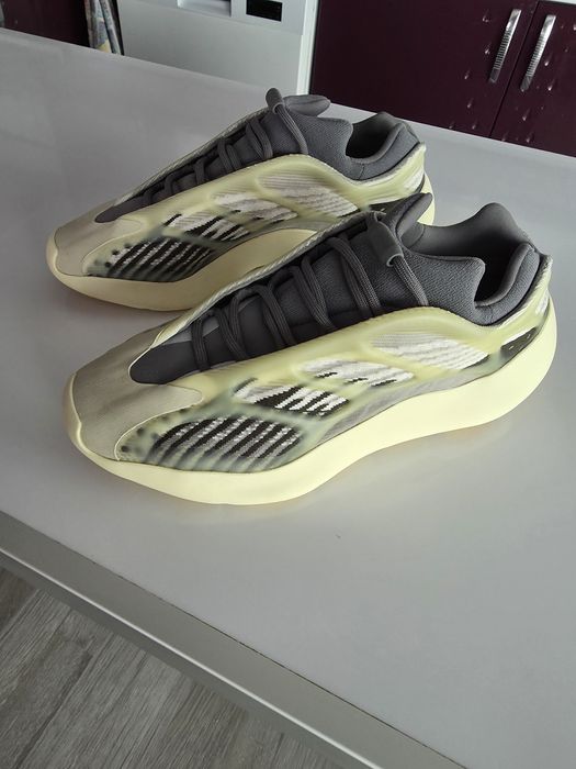 adidas yeezy 700 v3