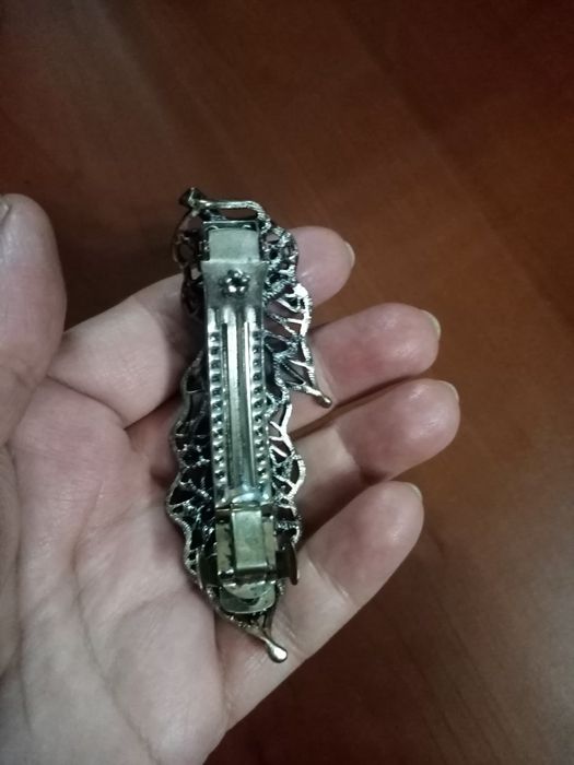 Красивая заколка для волос с синими камнями