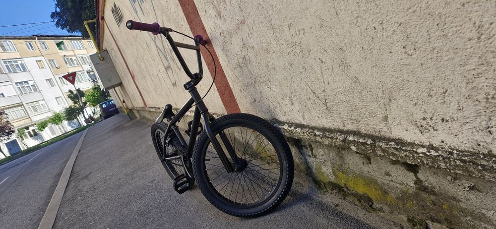 BMX-ul este ca nou, prețul ușor negociabil. Cauciucuri noi, negru, cu manșoane mov și frână pe spate.