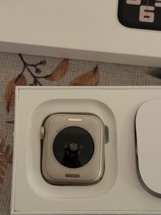 Apple Watch SE gen 2, 40 mm, culoare Starlight (aluminiu)