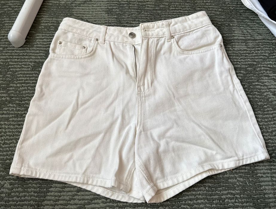 Продават се- червената рокля 20 лв, зелената -30лв, дънките- 15лв