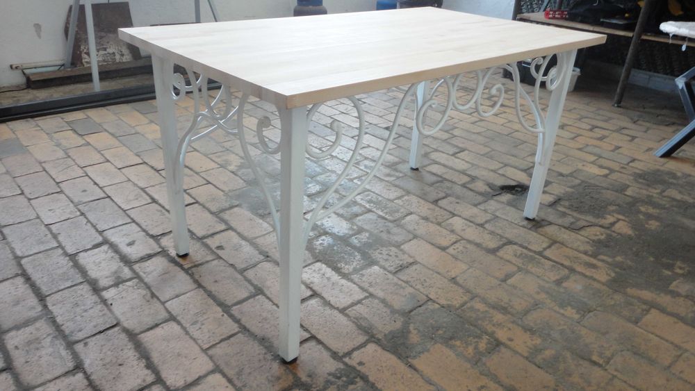 Ръчно изработена маса от ковано желязо