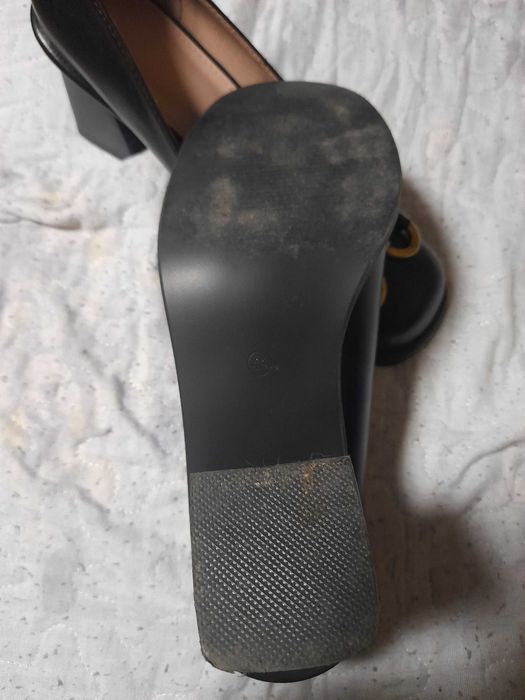 Продам черные туфли.