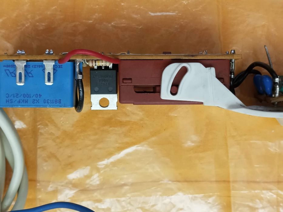 Cablu cu circuit de alimentare,cu Triac BTA 208,de la un mixer Braun