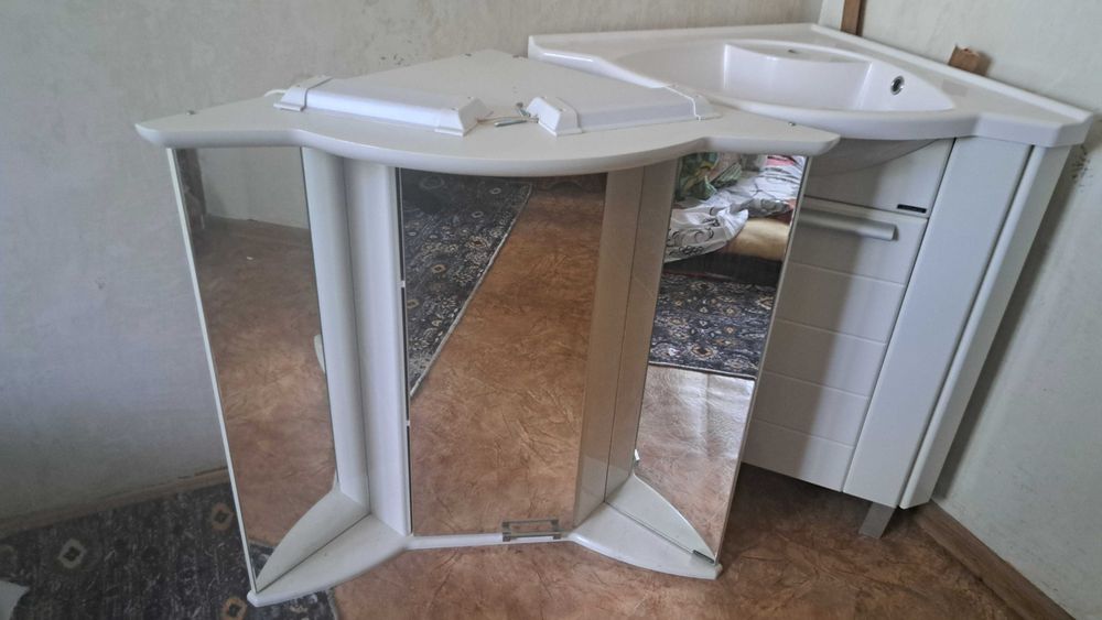 Зеркало и раковина