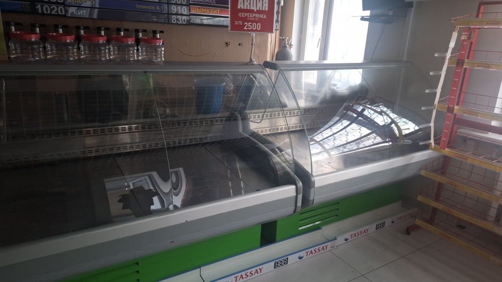 Стелаж. Барная стойка.  Холодильник.  Моноблок.