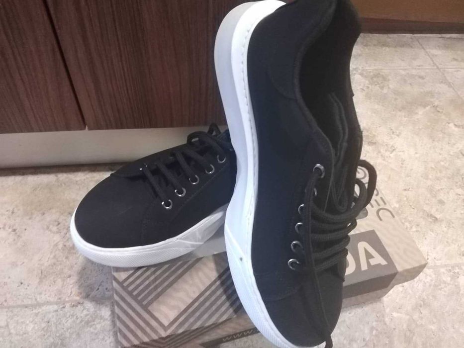 Мъжки спортни обувки черен цвя с висока бяла подметка - РАЗПРОДАЖБА!!