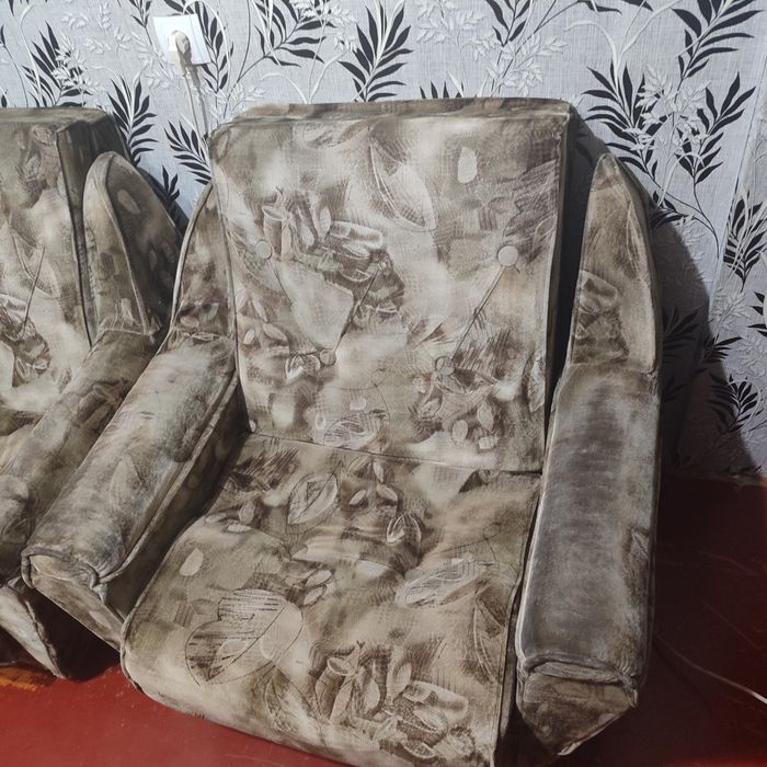 Диван и кресло отдам даром