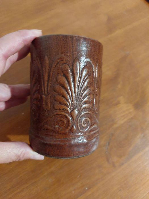 Кожена поставка за моливи