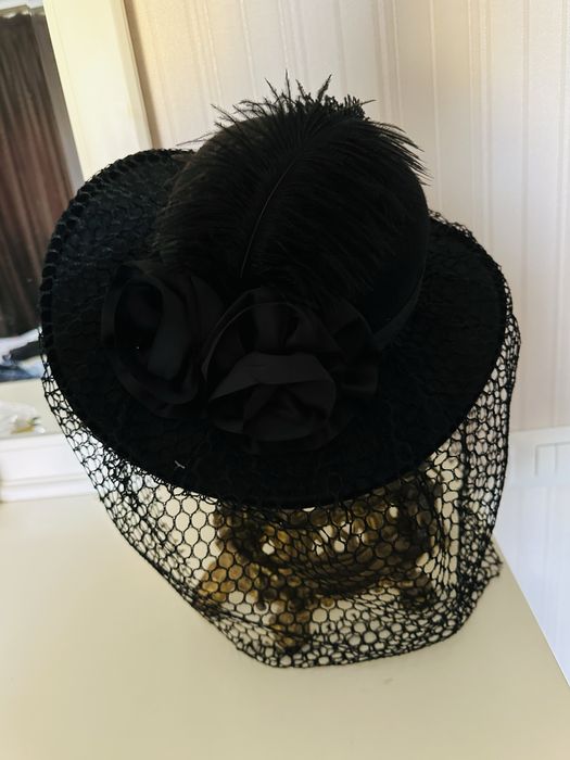 Palarie neagra , model gotic , pentru Halloween , cu pana naturala si trandafiri negri , eleganta si de efect , masura universala