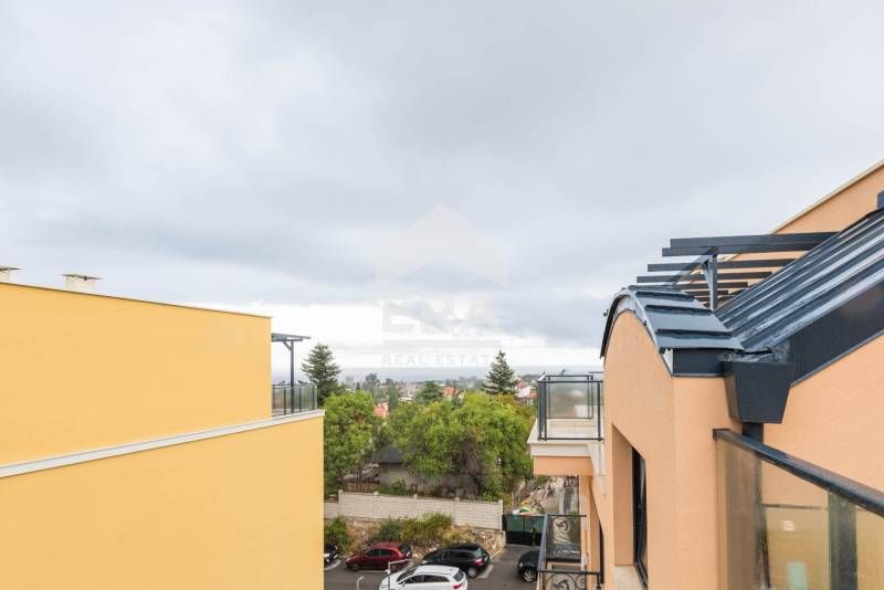 Тристаен апартамент за продажба, с голяма дневна и морска панорама, в