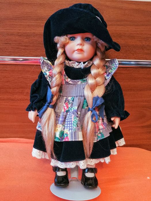 Три артикула - Кукла и две порцеланови чинии