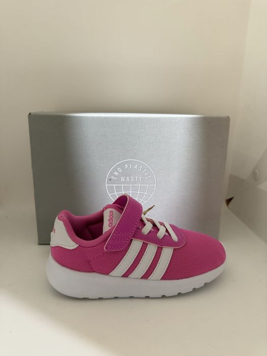 Детски обувки Adidas.