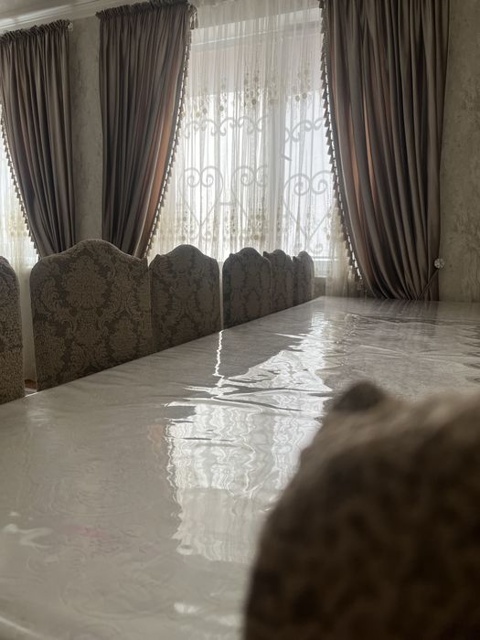 Продаеться стол стулья и подставка телевизора