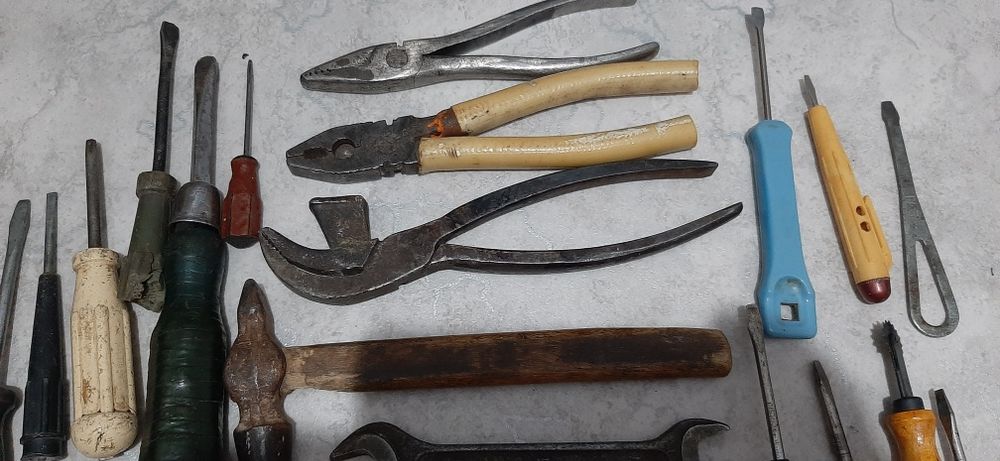 Инструменты гвоздодер, молоток, ключи.