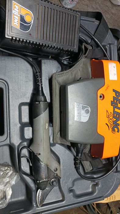 Foarfeca electrica de curatat pomi si vita vie