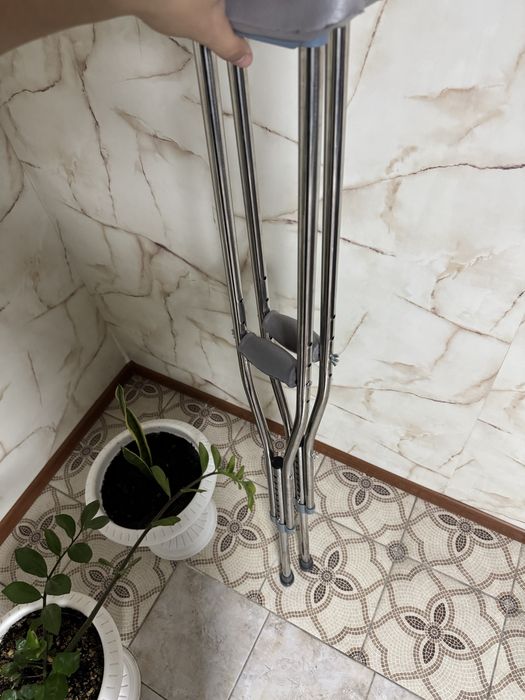 Продам костыль новый