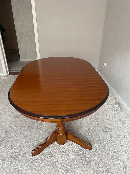 Стол и стулья в зал