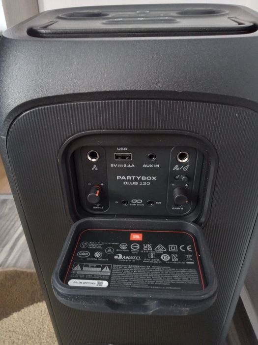 Vând boxa portabila JBL