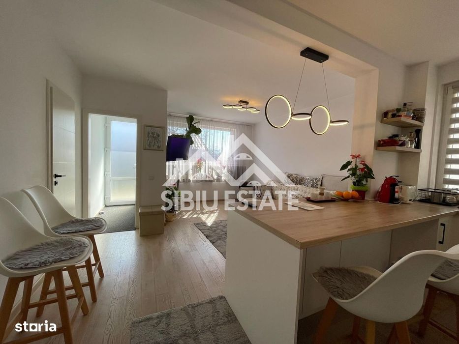 Casa cvadruplex de vanzare 4 camere, 2 locuri de parcare