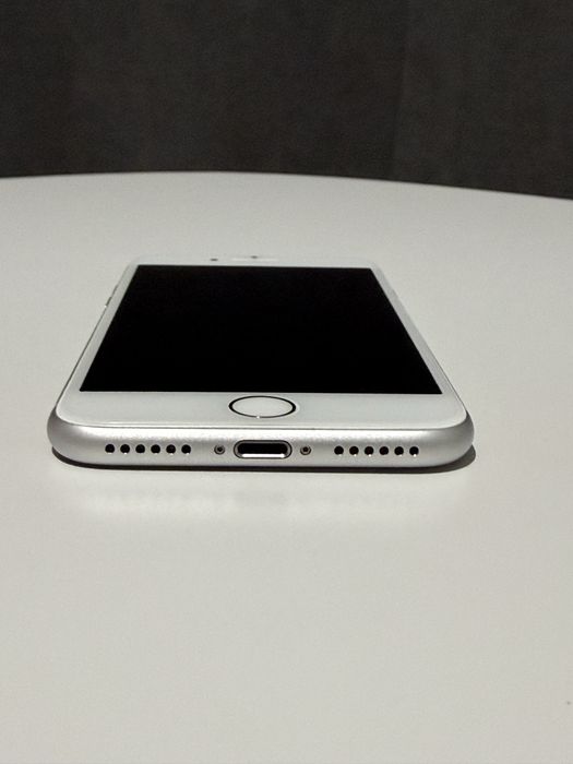 iPhone 8 - 64GB Silver • Ca Nou • 100% Sanatate baterie • Neverlocked