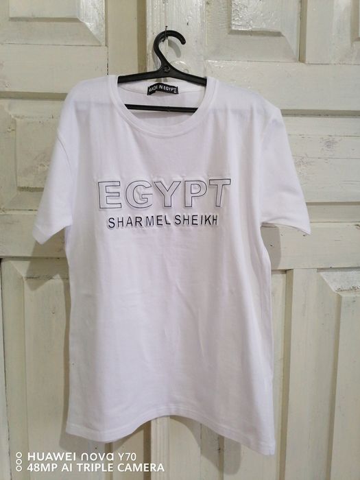 Oq futbolka erkaklar uchun