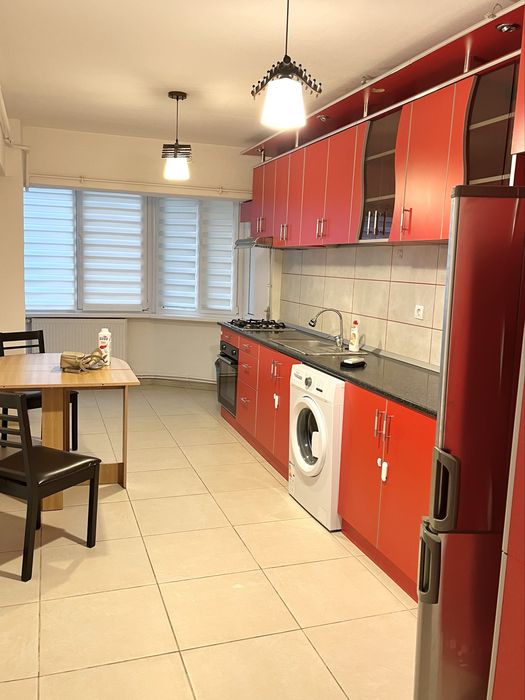 De închiriat - apartament str. Victoriei