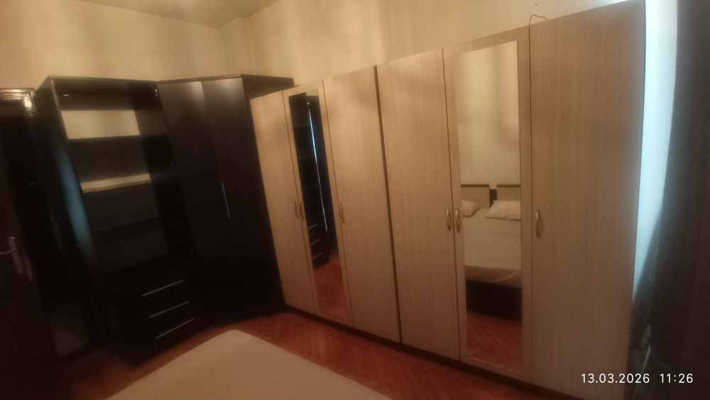 Спалня комплект с 2 трикрилни гардероби