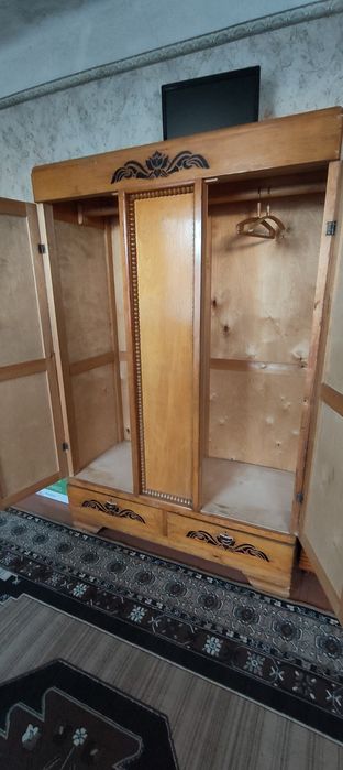 Продам шифонер антиквариат ручной работы.