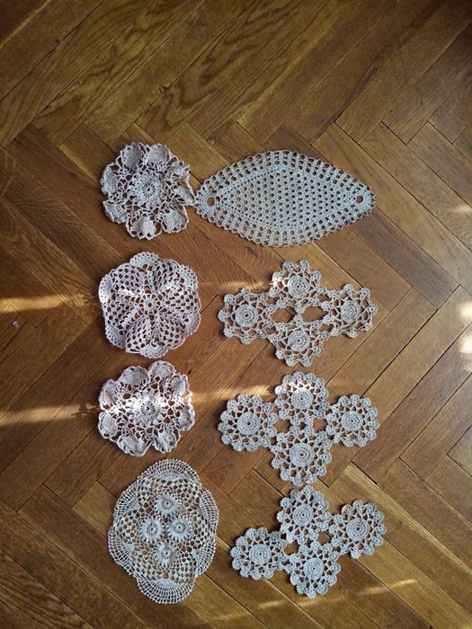 Карета, ръчно бродирани и плетени.