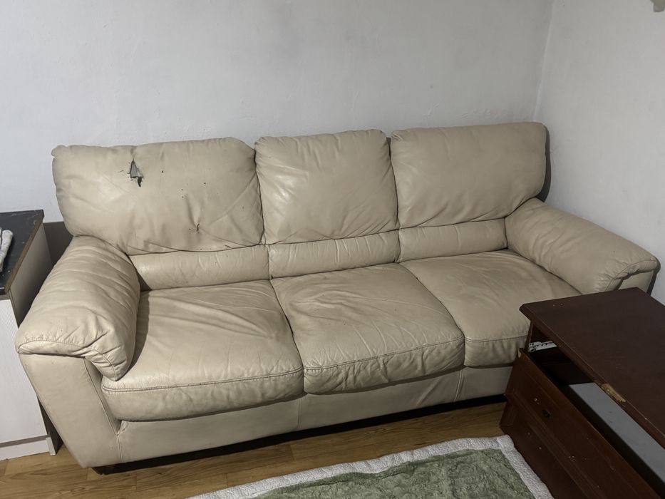 Диван кожаный . В хорошем состянии