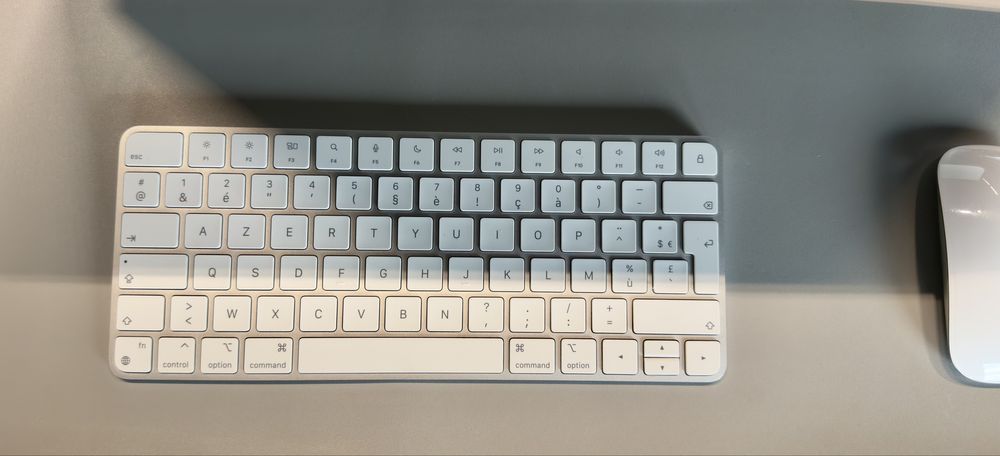 iMac 21.5” | insotit de Magic Keyboard si Magic Mouse