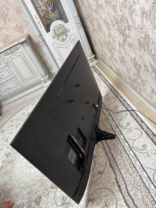 Samsung 55 talik Smart TV ekrani ketgan