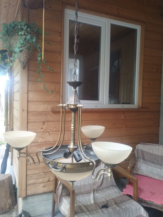 Vand două candelabre diferite pentru case inalte cu tresi patru brate, pretul este per bucată.