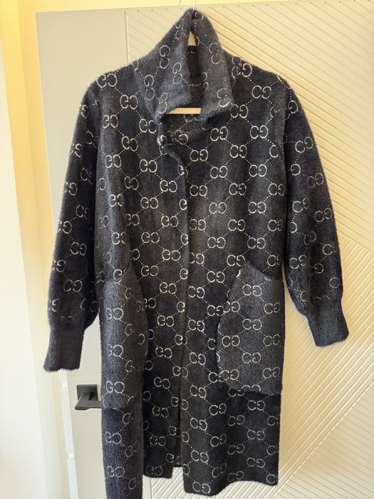 Черно мъхесто палто Gucci