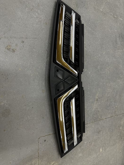 Решетка радиатора Паджеро Спорт 2