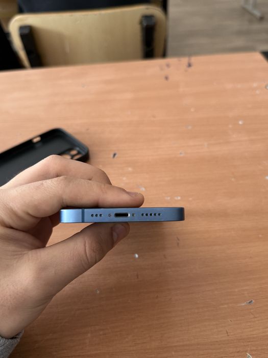 Iphone 13  в голубом цвете