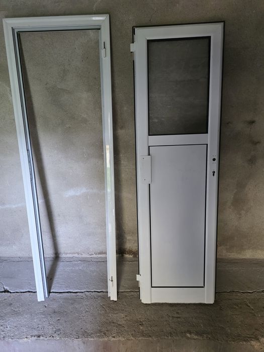Продавам алуминиева врата за баня