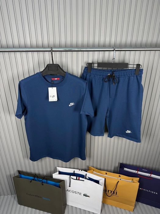 Vând compleu nike
