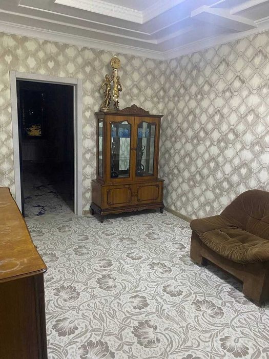 срочно продается 3 комнатная  на Мирабадском районе. Куйлюк массив-1