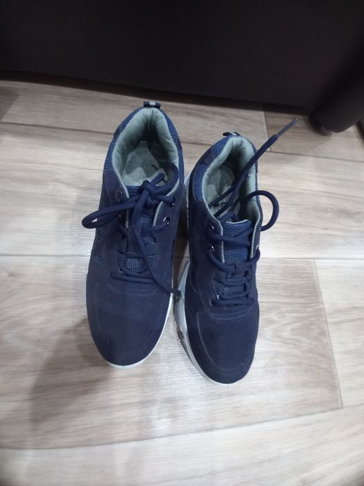 Продам кроссовки 38 размера