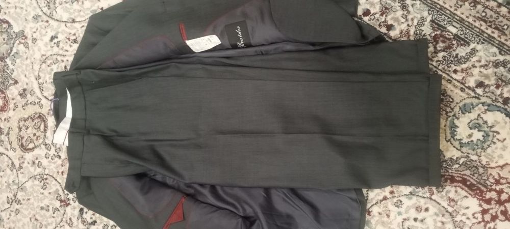 Kastyum shim bor yengidey 56-58 razmer