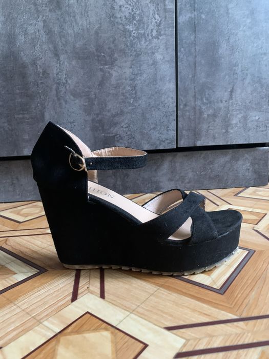 Продам босоножки и туфли